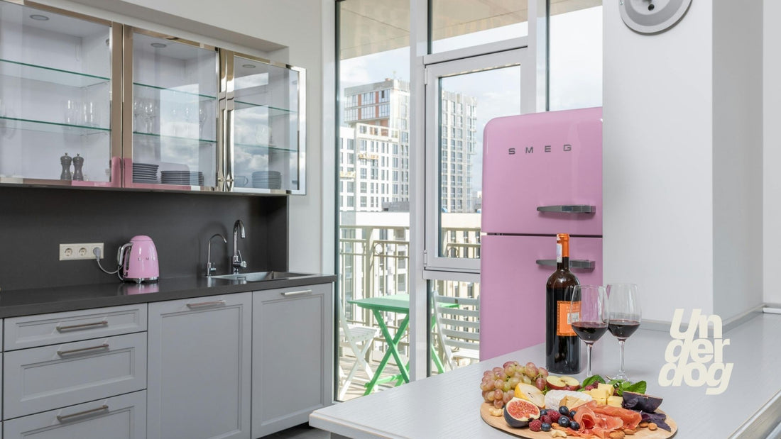 Un réfrigérateur rose mit en avant dans une cuisine.