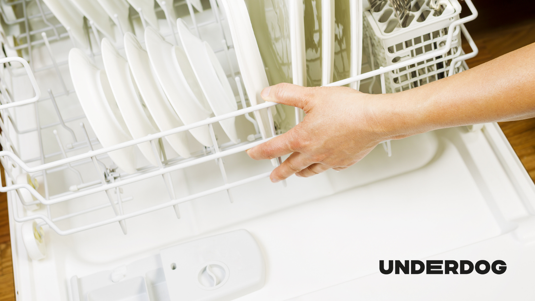 Une personne ouvre un lave-vaisselle