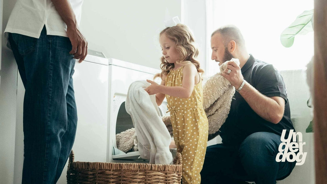 Une famille sort le linge du sèche-linge.