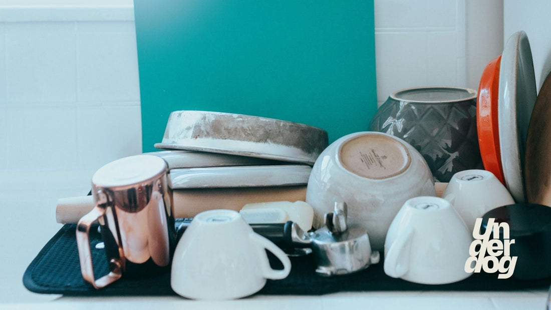 Des tasses et des assiettes sont en train de sécher.