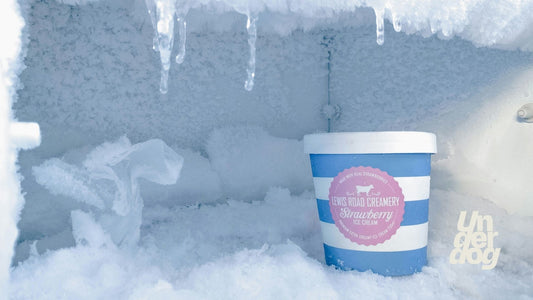 Un pot de glace dans un congélateur.