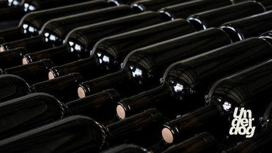 Des bouteilles de vin sont rangées et alignées.