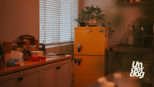 Une cuisine avec un réfrigérateur mit en avant.