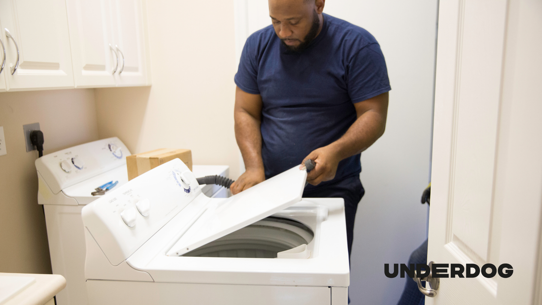 Un technicien répare un sèche-linge