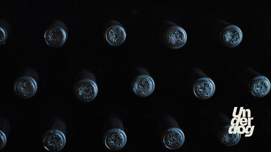 Des bouteilles de vin rangées et alignées.