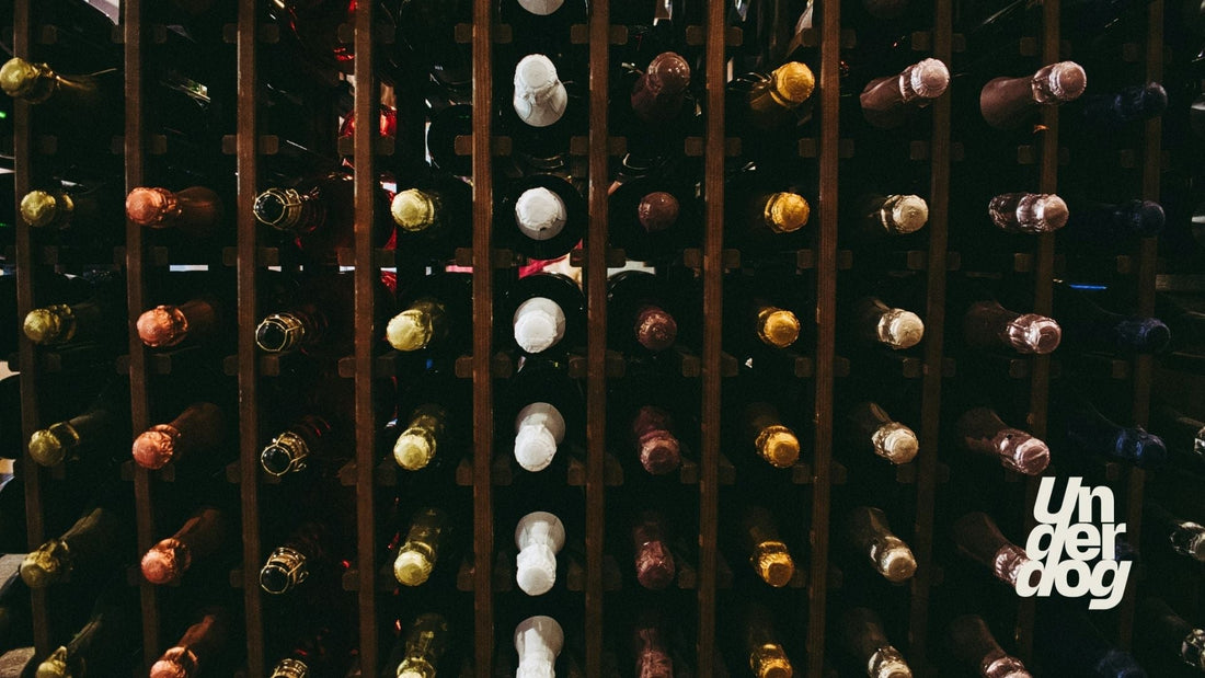 Des bouteilles de vins sont rangées et triées.