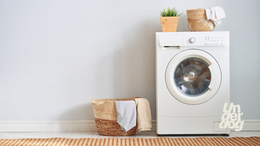 Un sèche-linge dans une salle de bain.