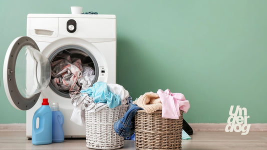 Deux paniers remplient de linge devant un sèche-linge rempli de linge.