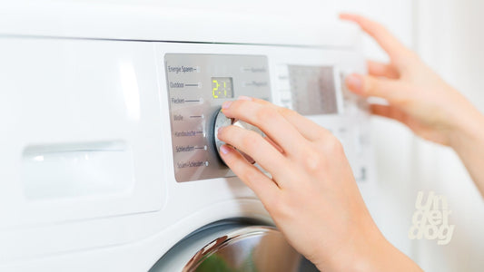 Une personne programme son sèche-linge.