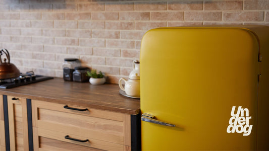 Un réfrigérateur jaune dans une cuisine.