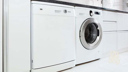 Une cuisine avec un lave-linge et un lave-vaisselle.