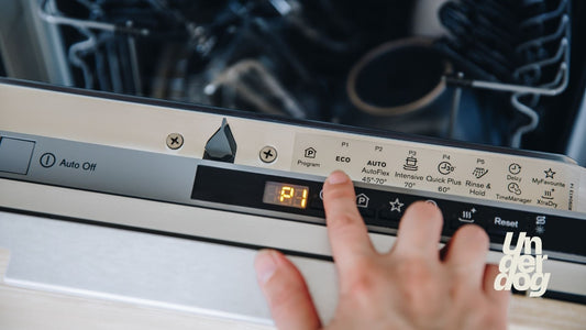 Une personne programme le lave-vaisselle avant de pouvoir démarrer le lavage de la vaisselle.