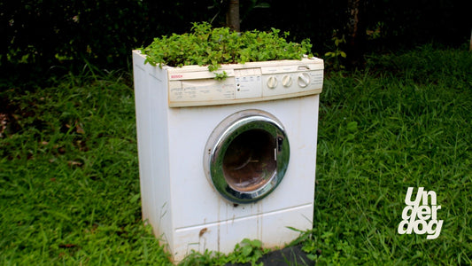 Une machine à laver abandonnée et délabrée dans la nature.
