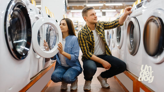 Un couple recherche un nouveau lave-linge dans un magasin.