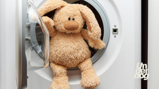 Un ours en peluche dans une machine à laver.
