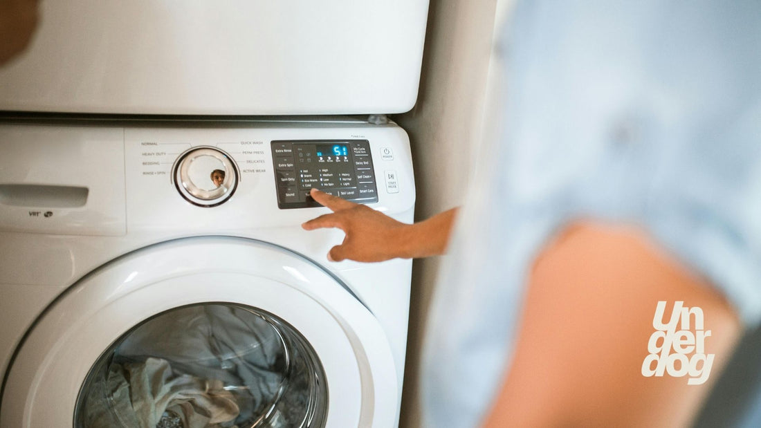 Un homme programme son sèche-linge.