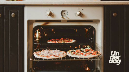 Des pizzas en train de cuire dans un four.