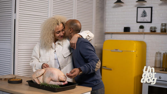 Un couple s'embrasse dans une cuisine.