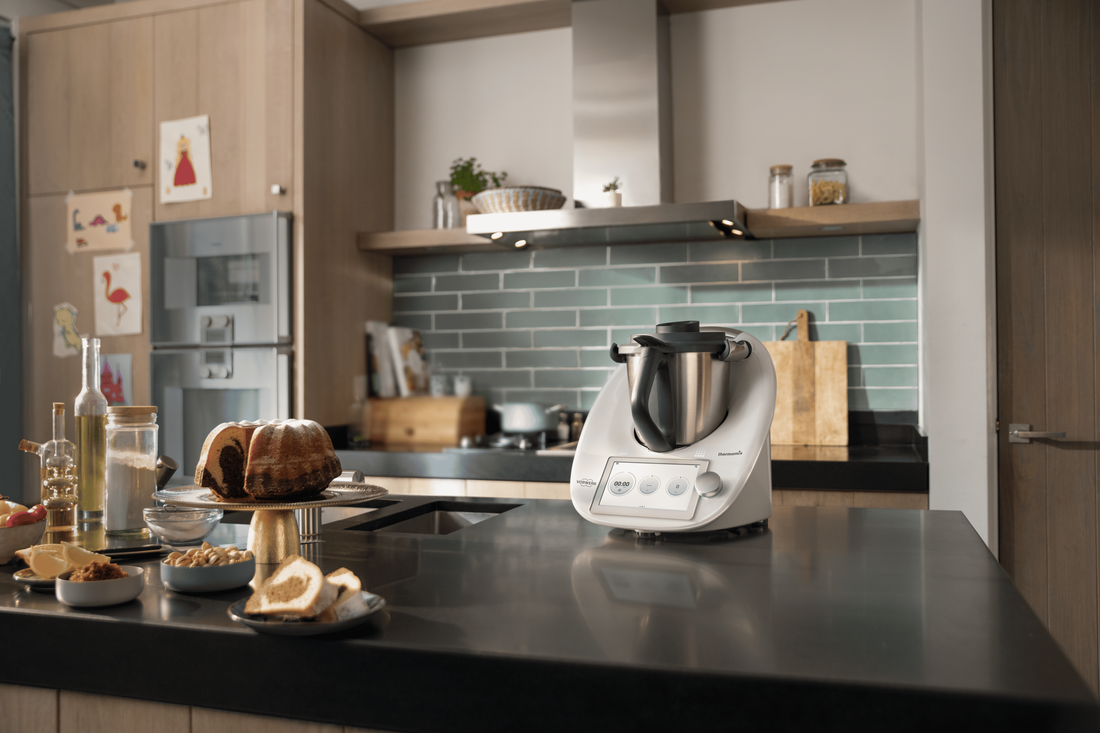 Un thermomix TM6 posé dans une cuisine