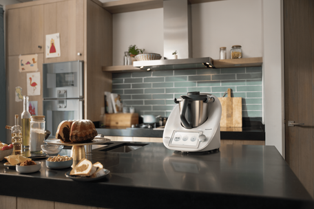 Un thermomix TM6 posé dans une cuisine