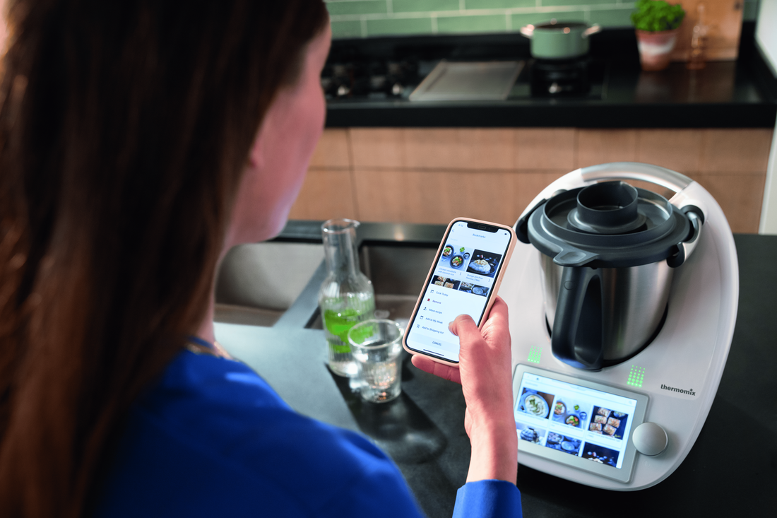 Une femme utilise un thermomix TM6 dans sa cuisine