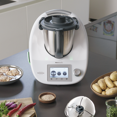 Un thermomix TM5 posé sur une cuisine