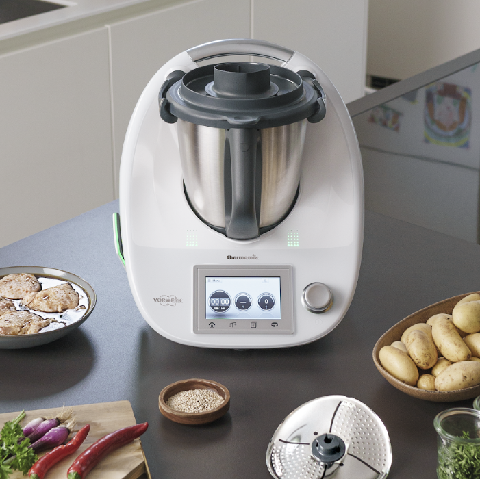 Un Thermomix TM6 posé sur le plan de travail d'une cuisine