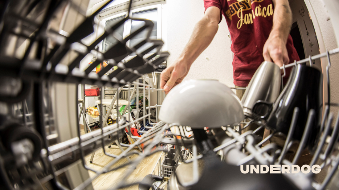 Un homme dépose un bol dans un lave-vaisselle