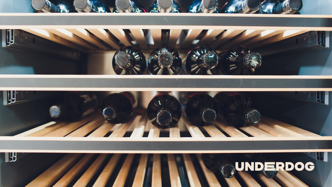 Des bouteilles de vin sont rangées et alignées dans une cave à vin