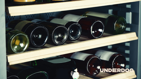 Une cave à vin ouverte remplie de bouteilles de vin