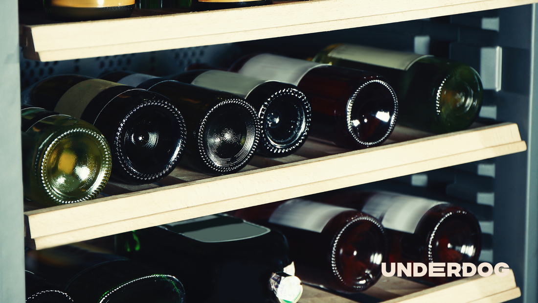 Des bouteilles de vins sont rangées dans une cave à vin