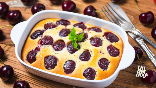 Clafoutis aux cerises dans un plat sur une table