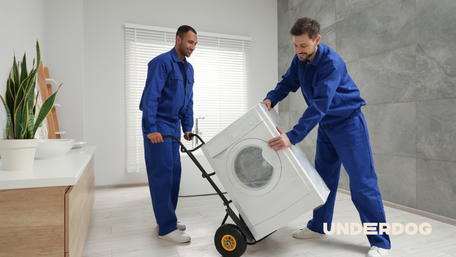 Deux techniciens reprennent un lave-linge