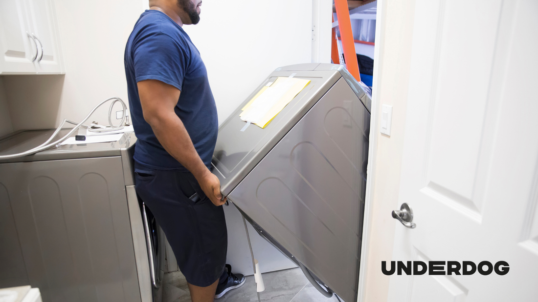 Un technicien récupère un sèche-linge