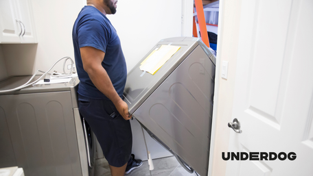 Un technicien récupère un sèche-linge