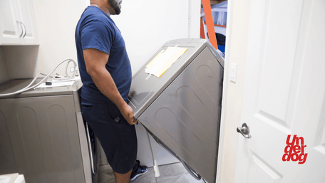 Un technicien récupère un sèche-linge