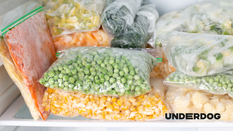 Des légumes surgelés dans un congélateur