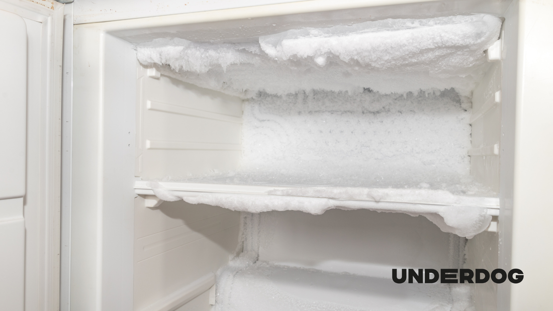 Du givre accumulé dans un congélateur