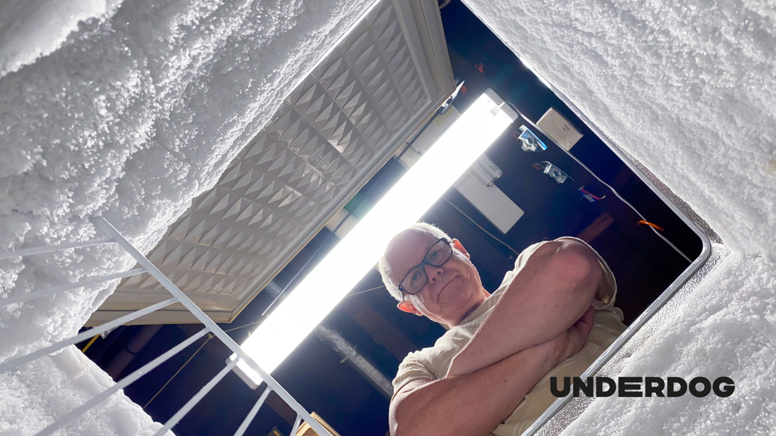 Un homme devant un congélateur