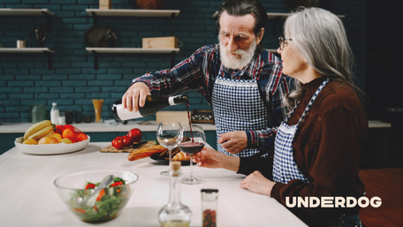 Deux personnes goûtent du vin dans une cuisine