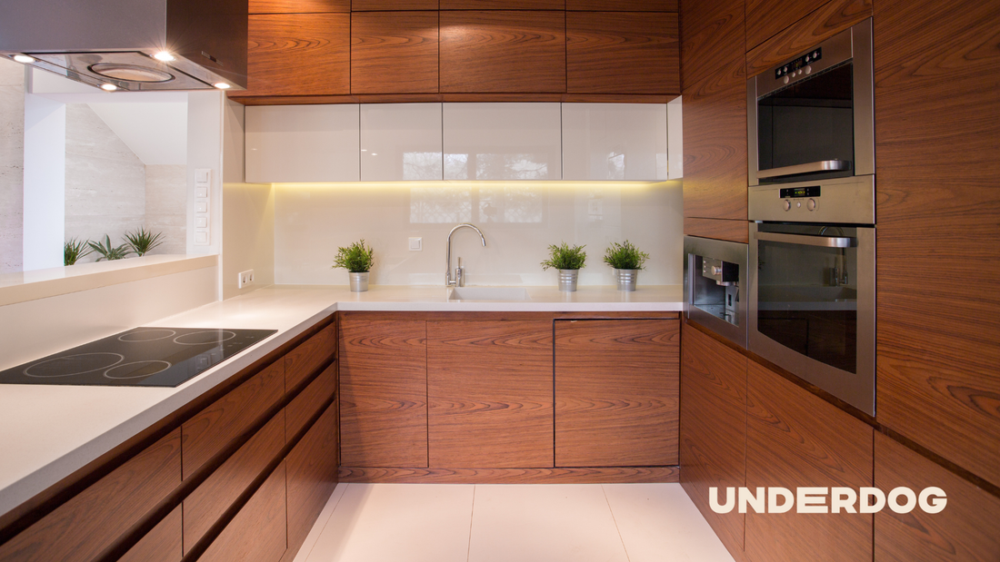 Une cuisine en bois moderne équipée d’électroménager reconditionné