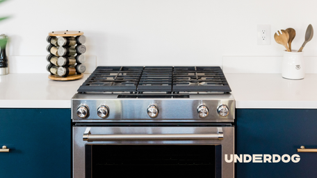 Une cuisinière dans une cuisine