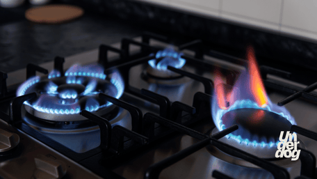 Une plaque vitrocéramique allumée