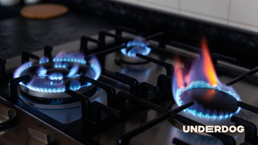 Un grattoir pour nettoyer la cuisinière à induction