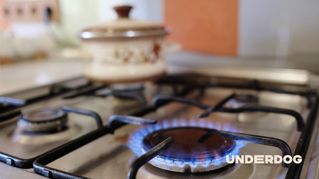 Une plaque vitrocéramique allumée