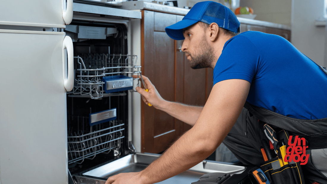 Un technicien débranche un lave-vaisselle