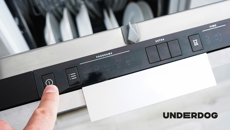 Une personne programme le lave-vaisselle avant de pouvoir démarrer le lavage de la vaisselle