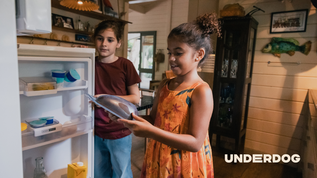 Deux enfants devant un réfrigérateur reconditionné ouvert