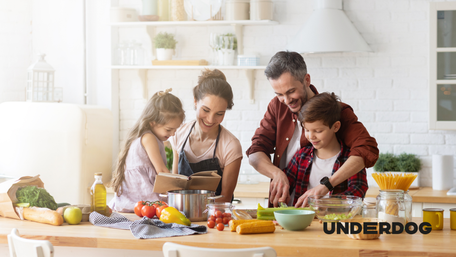 Une famille prépare le repas dans une cuisine