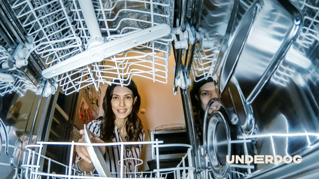 Une femme dépose une assiette dans un lave-vaisselle